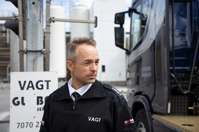 Vagt fra Global Security Service på industriområde